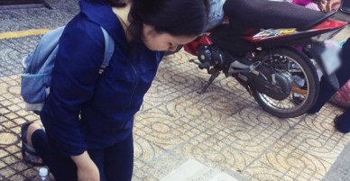 Xôn xao hình ảnh nữ sinh viên quỳ gối bên đường xin lại giấy tờ sau khi bị cướp giật ví trên xe buýt ở Sài Gòn