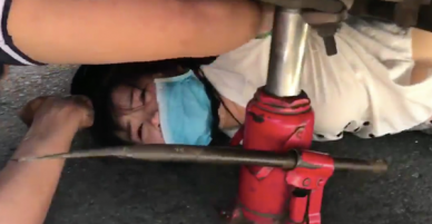 Clip: Ám ảnh ánh mắt của cô gái bị kẹt dưới gầm xe khách trong lúc hàng chục người cố gắng giải cứu