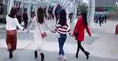 Đầu năm, rủ bạn thân làm luôn clip thế này để củng cố tình bạn