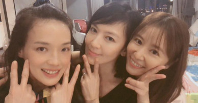 Lâm Tâm Như - Thư Kỳ khoe mặt mộc: Hai gái có chồng U45 càng ngày càng nhuận sắc