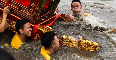 Độc đáo nghi thức trầm mình dưới nước lạnh rước kiệu Thánh ở Thái Bình