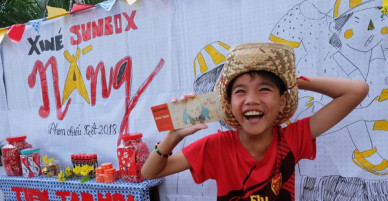 Rạp chiếu phim Sunbox đến với tụi con nít vùng ven biển ở Sài Gòn trong không gian Tết của năm 90