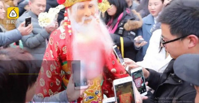 Ngày Thần Tài Trung Quốc: Thần Tài nghiêng ngả, mất râu, mất mũ khi người dân giành giật, tranh nhau xin vía vái cho cả năm