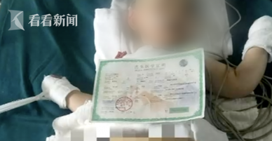 Thấy em sợ tiếng pháo, anh họ bế vào nhà không may vấp phải bình nước sôi khiến em toàn thân bỏng nặng