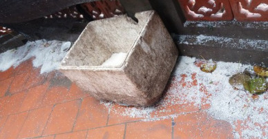 Hà Nội: Người dân vô tư rắc muối, gạo ngay trước biển cấm ở đền Và
