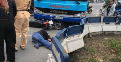 Hà Nội: Người đàn ông điều khiển xe máy đi ngược chiều tông thẳng vào xe buýt, phải nhập viện cấp cứu