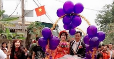 Chú rể Nghệ An đón dâu bằng xe trâu