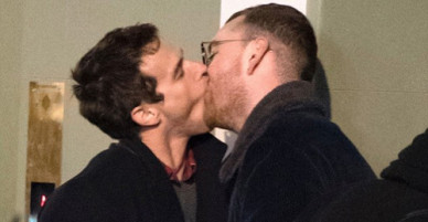 Sam Smith hôn người tình đồng giới cuồng nhiệt trên phố