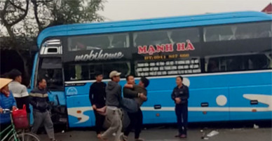 Người dân phá cửa, cứu hai tài xế mắc kẹt trong cabin - VnExpress