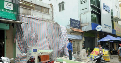 Khối bê tông nặng hàng tấn sập xuống vỉa hè tại TP Hồ Chí Minh