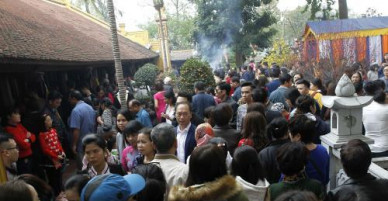 Khẩn trương làm rõ thông tin cán bộ kho bạc đi lễ trong giờ làm việc