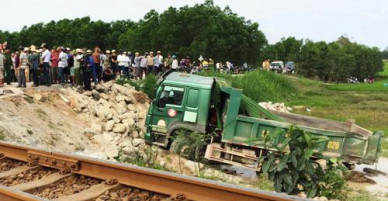 Ôtô tải bị tàu hỏa húc văng xuống ruộng, tài xế tử vong
