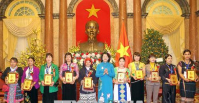 Phó Chủ tịch nước: Thực hiện tốt chế độ đãi ngộ đối với các cô đỡ thôn bản