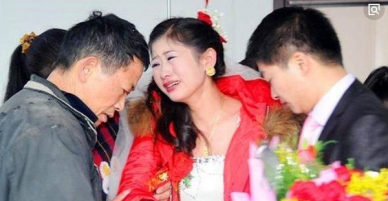 Ông bố chồng cưỡng hôn con dâu ngay trong lễ cưới của con trai lên tiếng, bày tỏ sự hối lỗi sau khi bị chỉ trích dữ dội