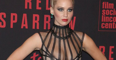Lại mặc váy hở ngực, Jennifer Lawrence lộ cả nhũ hoa trên thảm đỏ