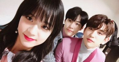 Dàn MC sở hữu Tam giác quỷ nhan sắc của show âm nhạc Kpop