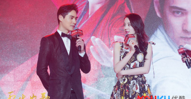Có ai như Địch Lệ Nhiệt Ba, chỉ đi họp báo thôi cũng đẹp lộng lẫy hút mắt thế này?