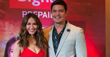 Chồng mỹ nhân đẹp nhất Philippines không ngừng âu yếm vợ tại họp báo