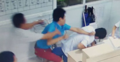 Bệnh nhân đá vào đầu cán bộ y tế