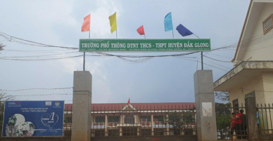 Ăn cơm chiều xong, 30 học sinh đau bụng, nôn ói phải nhập viện