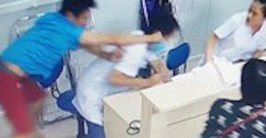 Bệnh nhân đánh cán bộ y tế đang mang thai vì phải đi lòng vòng làm thủ tục