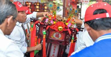 Chiếc lồng đèn trong lễ hội chùa Bà Thiên Hậu Bình Dương được đấu giá 2,5 tỷ đồng