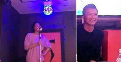 Tạ Đình Phong cười rạng rỡ khi ngắm Vương Phi hát karaoke