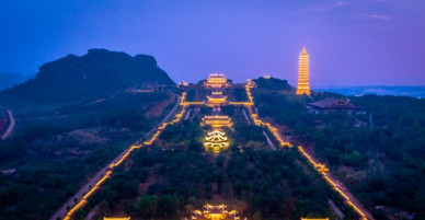 Chùa Bái Đính sáng rực đèn về đêm