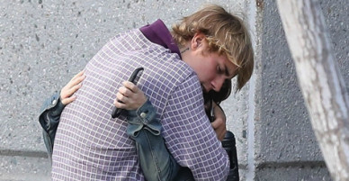 Justin Bieber ôm xiết mẹ trong ngày sinh nhật