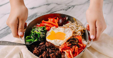Bữa trưa có tô cơm trộn Bibimbap đúng chuẩn vị Hàn còn gì tuyệt hơn!