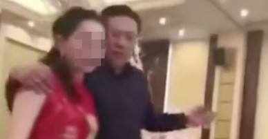 Bố chồng cưỡng hôn con dâu trong đám cưới thanh minh: Chỉ là hôn giả và trò đùa vui truyền thống mà thôi