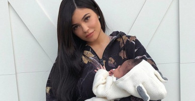 Để móng tay dài, Kylie Jenner bị chê là bà mẹ tồi vì không tự mình chăm sóc con