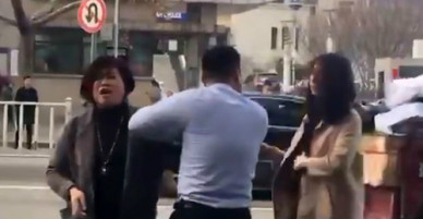 Chồng bị cả vợ và bồ nhí tát giữa đường vì lừa dối