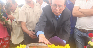 Thả rắn nước được phong là rắn thần” trên ngôi mộ “bà ăn mày” ở Quảng Bình về tự nhiên