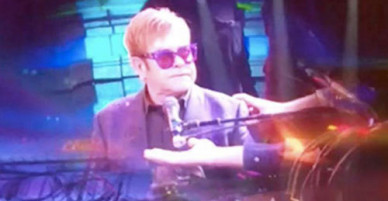 Bị khán giả sờ vào người, Elton John tức giận rời sân khấu