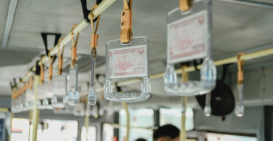 Chuyến xe bus siêu độc đáo ở Hà Nội - treo đỏ chót những tờ 500, 1000 đồng khắp xe
