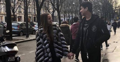Cô gái Tây xinh đẹp đăng ảnh nắm tay cực tình cảm với Hiếu Nguyễn
