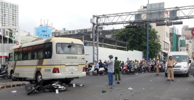 Ôtô khách tông hai xe máy ở Sài Gòn, 4 người bị thương