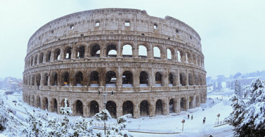 Cảnh tượng cổ tích xưa nay hiếm khi Rome chìm trong tuyết