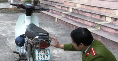 Tự đạp vỡ đèn xe máy để vu vạ tài xế ôtô gây va quệt