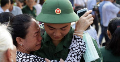 Bí thư Thành uỷ TP Hồ Chí Minh tặng hoa, động viên tân binh lên đường nhập ngũ