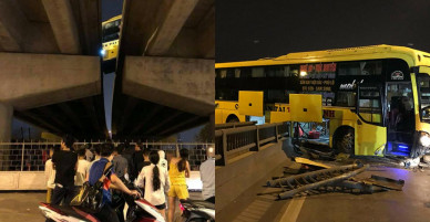 HN: Xe khách nằm vắt giữa hai thành cầu sau tai nạn