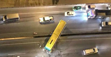 Xe khách húc bay dải phân cách, đường trên cao Hà Nội tắc dài trong đêm