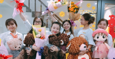 Chàng sếp 9x ở Đà Nẵng tặng nhân viên nữ toàn công ty son môi, bắt nghỉ làm để đi trùng tu nhan sắc mừng 8/3