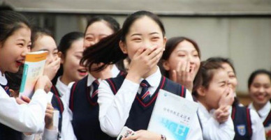 Nam sinh trường người ta khiến bao cô nàng ghen tị: Thuê xe đạp, cột bóng bay đèo các bạn nữ nhân ngày Con gái 7/3