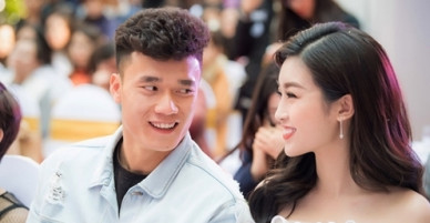 Bùi Tiến Dũng trìu mến nhìn Đỗ Mỹ Linh sau ồn ào thả thính