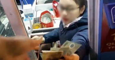 Đăng clip chửi nữ nhân viên trạm BOT vì không chào mình, tài xế xe tải bị người dùng mạng ném đá tới tấp