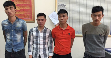 Cô gái bị chém, suýt mất xe giữa đêm