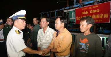 Cứu nạn kịp thời tàu cá và 11 ngư dân Đà Nẵng trôi dạt trên biển