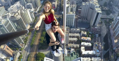 Cặp đôi khiến nhiều người yếu tim rụng rời vì sở thích chụp ảnh selfie trên các tòa nhà cao tầng